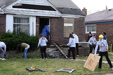 americorp-urban_safety_lg.jpg Neighbors cleaning up a boarded up home