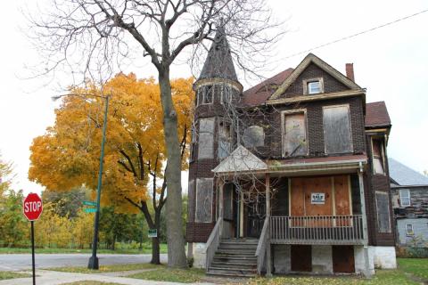 jobs_the_rail_yard_would_bring_are_badly_needed_in_englewood._photo_by_kari_lydersen.jpg Home with windows boarded up