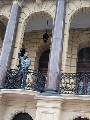 A statue of Nelson Mandela on the balcony of Cape Town's city hall.